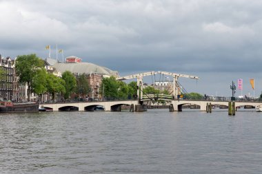 View Magere Brug adlı, Amsterdam kanallarında ünlü Hollandalı Köprüsü
