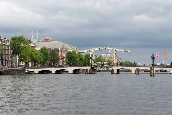 Pohled na Magere Brug, slavný nizozemský most v Amsterdamu kanály — Stock fotografie