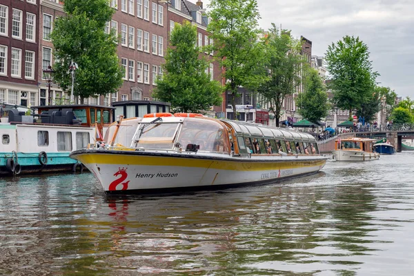 Tourists making sightseeing trip by launch ship in Amsterdam canals — Stock Photo, Image