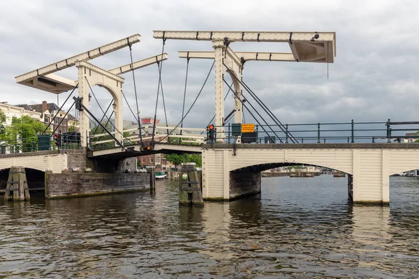 View at Magere Brug, famous Dutch bridge in Amsterdam Canals — Stock Photo, Image