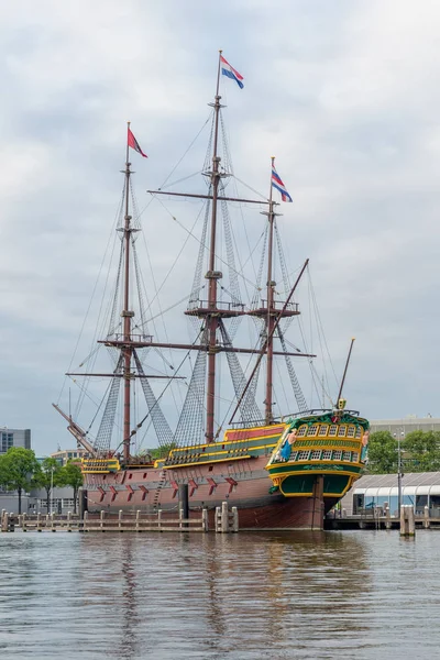 Nachbau eines Segelschiffes aus dem 17. Jahrhundert in der Nähe des Schifffahrtsmuseums Amsterdam — Stockfoto