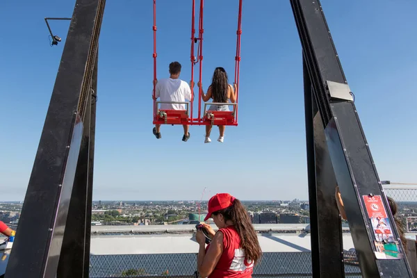 Młoda para w swing górnej części skyscraper w Amsterdam — Zdjęcie stockowe