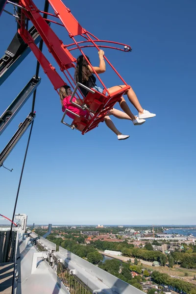 Young couple at swing at top of skyscraper in Amsterdam — Stock Photo, Image
