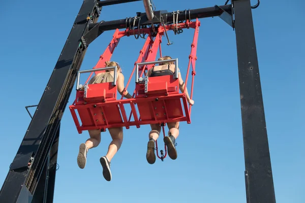 Młoda para w swing górnej części skyscraper w Amsterdam — Zdjęcie stockowe