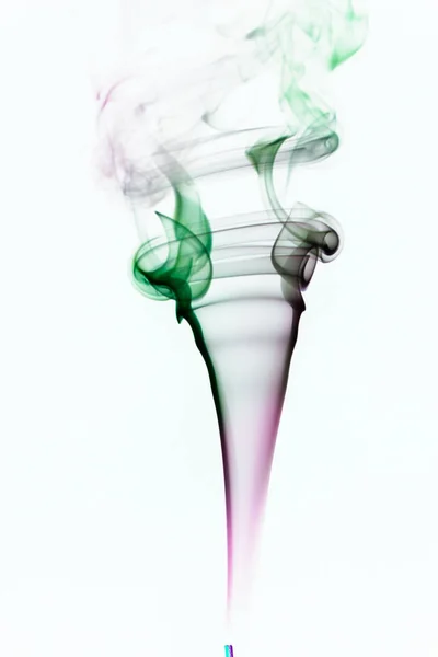 Bunter Rauch von Räucherstäbchen isoliert auf weißem Hintergrund — Stockfoto