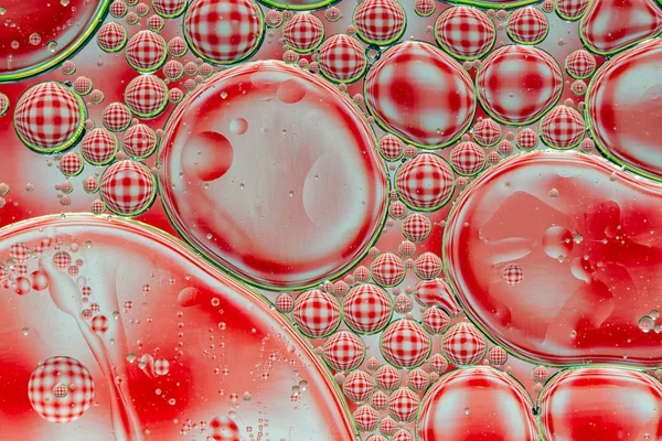Abstracte achtergrond van rode olie druppels op water — Stockfoto