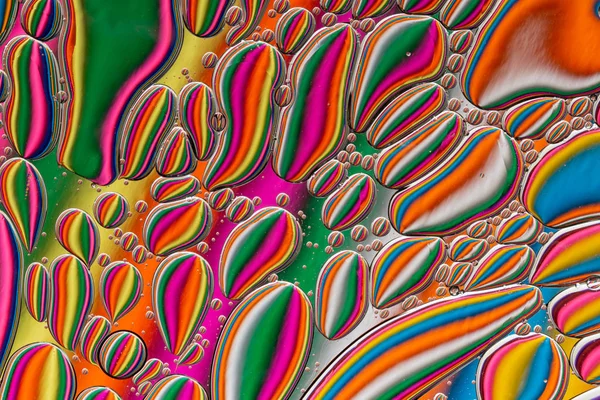 Fond abstrait de gouttes d'huile colorées sur l'eau — Photo