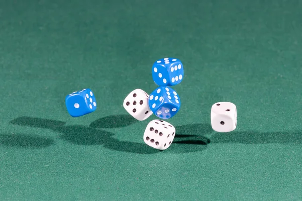 Έξι ζάρια λευκό και μπλε, που υπάγονται σε ένα πράσινο τραπέζι — Φωτογραφία Αρχείου