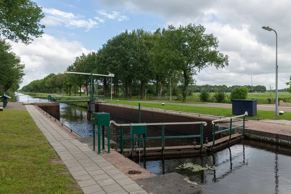 Paisaje rural holandés con canal y vieja esclusa — Foto de Stock