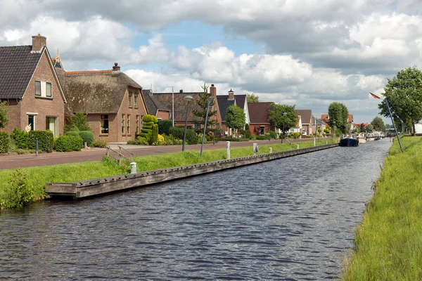 Dutch village Appelscha in Friesland with houses along a canal — Stock Photo, Image