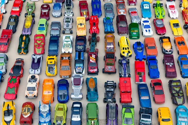 Rommelmarkt met standaard verkoop tweedehands speelgoed auto 's — Stockfoto