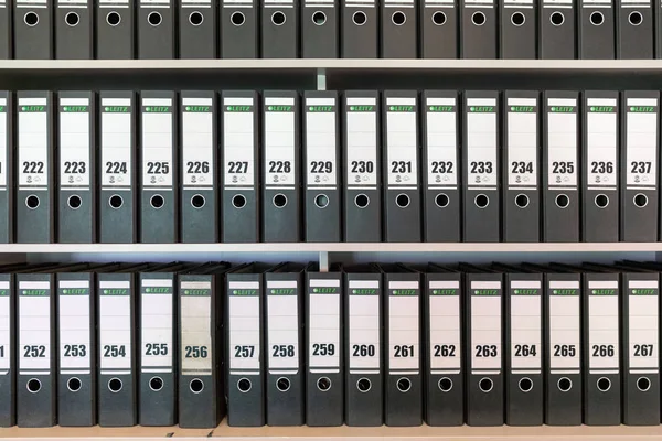 Hollandalı Veenhuizen Cezaevi Müzesi'nde numaralı klasörlerle bağlayıcı