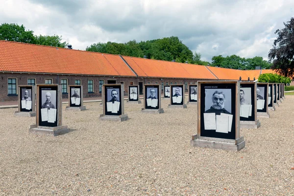 Cour ancien camp de rééducation néerlandais avec photos d'anciens résidents — Photo
