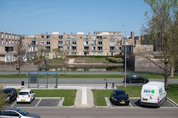 Wohngebiet mit Wohnungen, Teich, Straße und Parkplatz — Stockfoto