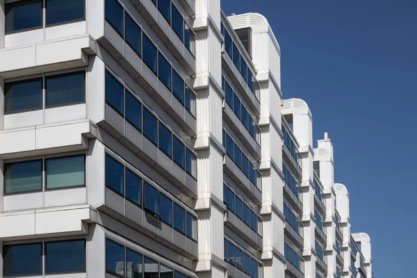 Gevel grote witte kantoorgebouw, Nederland — Stockfoto