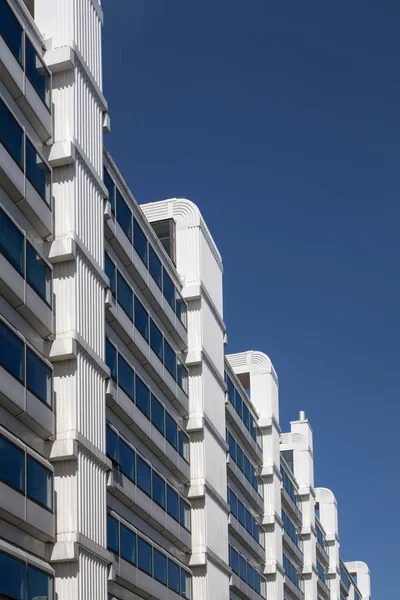 Facciata grande edificio per uffici bianco, Paesi Bassi — Foto Stock