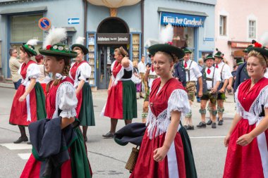 Festival geçit töreni kadın traditonal kostümleri ile
