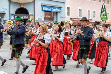 Berchtesgaden, Almanya - 09 Temmuz 2017: Yerel festival geçit ve insanların tantana ile traditonal kostümler giymiş. Neighbourhoud her köy kendi kostüm vardır.