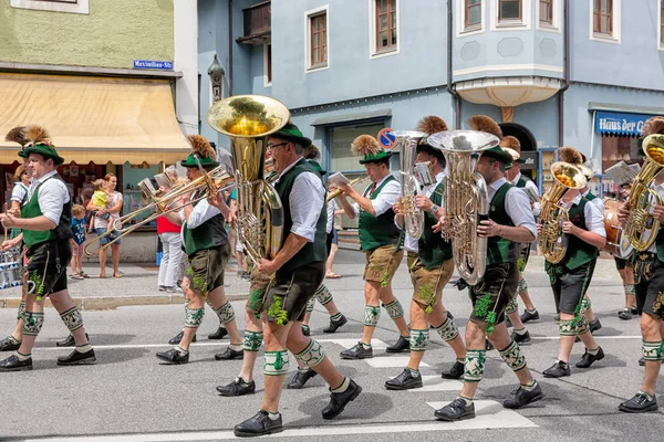 Fest mit Fanfarenzug und Menschen in Tracht — Stockfoto