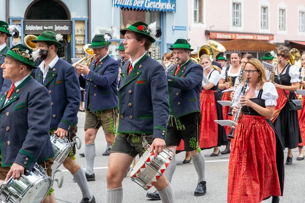 Festival com desfile de fanfarra e pessoas em trajes tradicionais — Fotografia de Stock