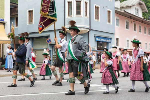 Fest mit Fanfarenzug und Menschen in Tracht — Stockfoto