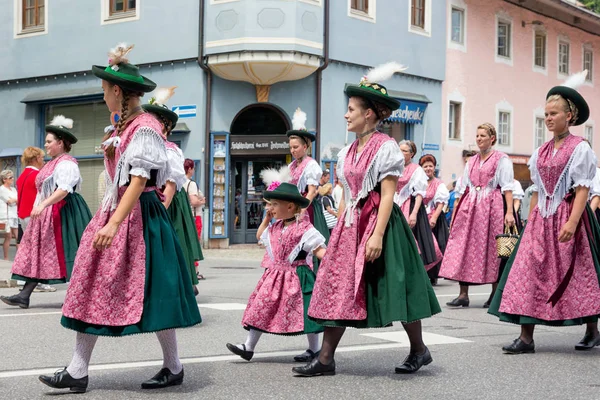 Фестиваль с парадом фанфар и людей в традиционных костюмах — стоковое фото