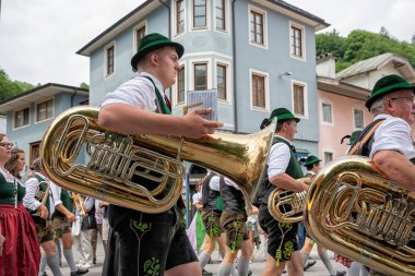 Festival geçit tantana ve insanların traditonal kostümleri