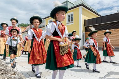 Festival geçit tantana ve insanların traditonal kostümleri
