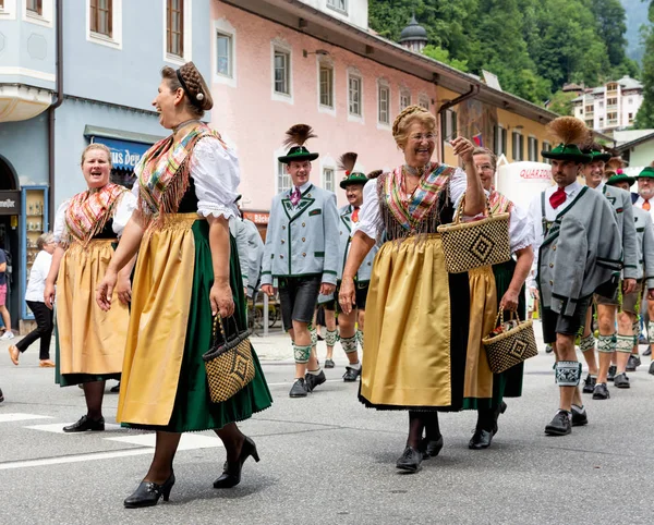 ファンファーレと伝統的衣装の人々 のパレードとフェスティバル — ストック写真
