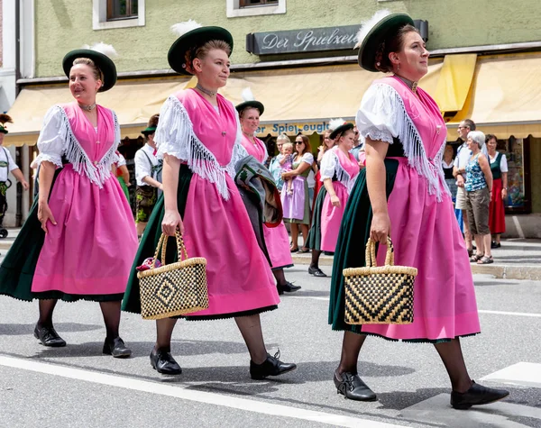 ベルヒテス ガーデン ドイツ 2017 ファンファーレと人々 のパレードに地元のお祭りは伝統的衣装に身を包んだ すべての村 Neighbourhoud からは彼自身の衣装 — ストック写真