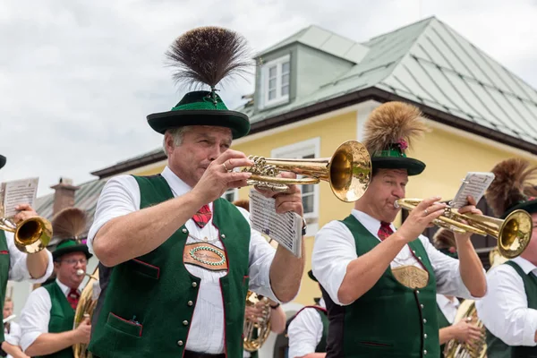 Fest mit Fanfarenzug und Menschen in Tracht — Stockfoto