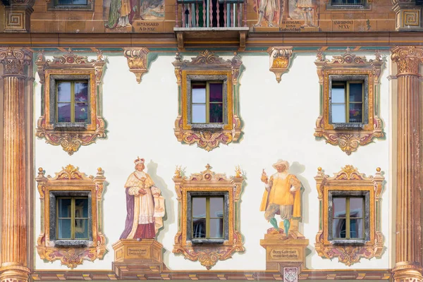 Casa medieval com mural colorido no centro da cidade de Berchtesgaden, Alemanha — Fotografia de Stock