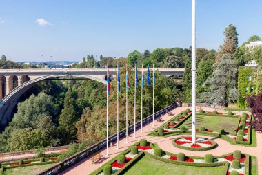 Petrusse park ve pont Adolphe Luxemburg şehirde göster