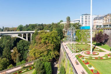 Petrusse park ve pont Adolphe Luxemburg şehirde göster