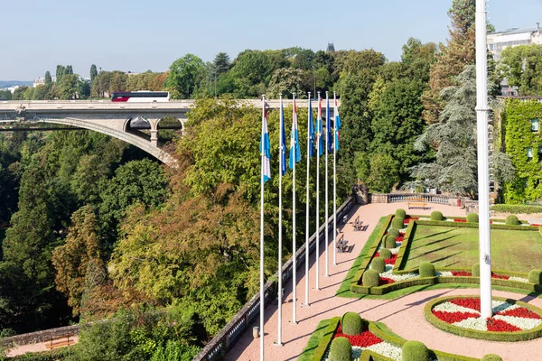 Blick auf petrusse park und pont adolphe in luxemburg city — Stockfoto