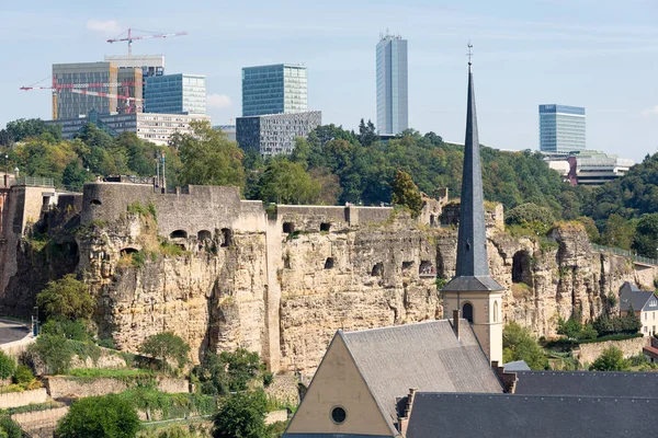 Luxemburg stad, uitzicht vanuit de lucht op de oude binnenstad en Grund — Stockfoto