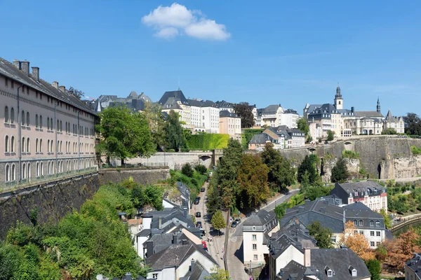 Luxemburg stad, uitzicht vanuit de lucht op de oude binnenstad en Grund — Stockfoto