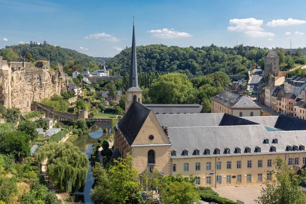 Luxemburg stad, uitzicht vanuit de lucht op de oude binnenstad en Grund — Stockfoto