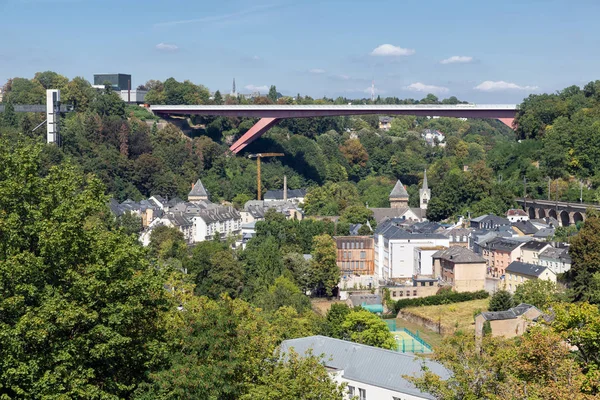 Ciudad de Luxemburgo con puente entre la antigua ciudad medieval y Kichberg — Foto de Stock