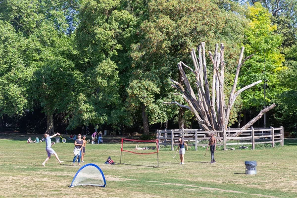 Parc municipal en Luxemburgo ciudad con la recreación de personas jugando bádminton —  Fotos de Stock