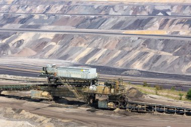 Almanya 'da kahverengi kömür açık çukur arazisi ve taşıma bandı