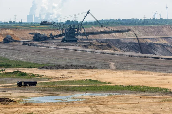 Hnědé uhlí otevřená jáma krajina s kopáčem v Německu — Stock fotografie