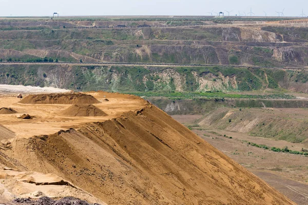 Braunkohle-Tagebaulandschaft mit Recycling-Rohstoffen in Deutschland — Stockfoto