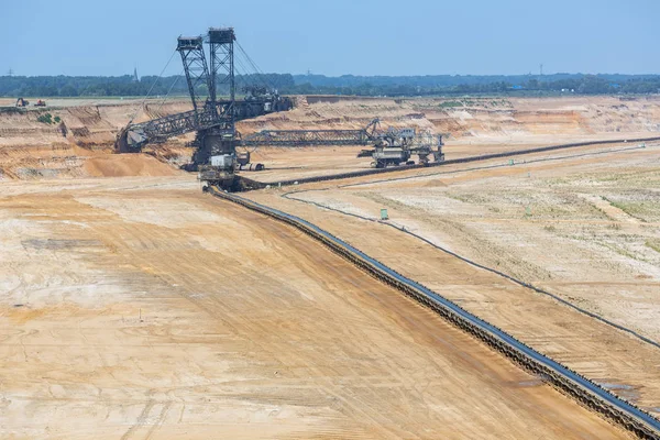 Braunkohle-Tagebaulandschaft mit Bagger in Deutschland — Stockfoto