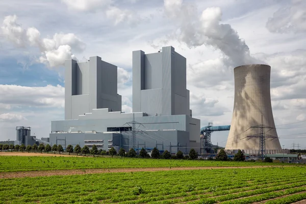 Centrale elettrica a carbone vicino alla miniera di lignite Garzweiler in Germania — Foto Stock