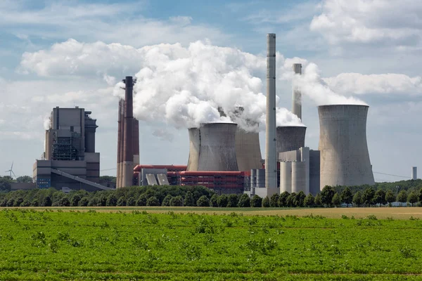 Central eléctrica de carbón cerca de la mina de lignito Garzweiler en Alemania — Foto de Stock