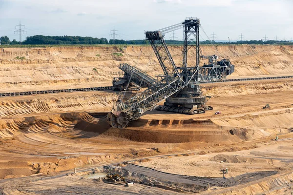 Bruine steenkool open put landschap met graafmachine in Duitsland — Stockfoto
