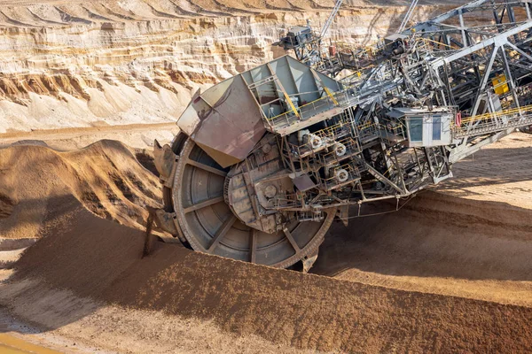 Brunkolslandskap med grävmaskiner i Tyskland — Stockfoto