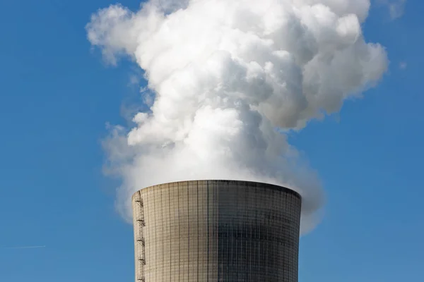Угольная электростанция охладительной башни в Германии — стоковое фото