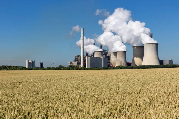 Uhelná elektrárna v blízkosti dolu Garzweiler v Německu — Stock fotografie